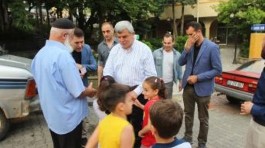 Başkan Karaosmanoğlu Bayram Namazı Sonrası Çocuklara Nasihatlerde Bulundu