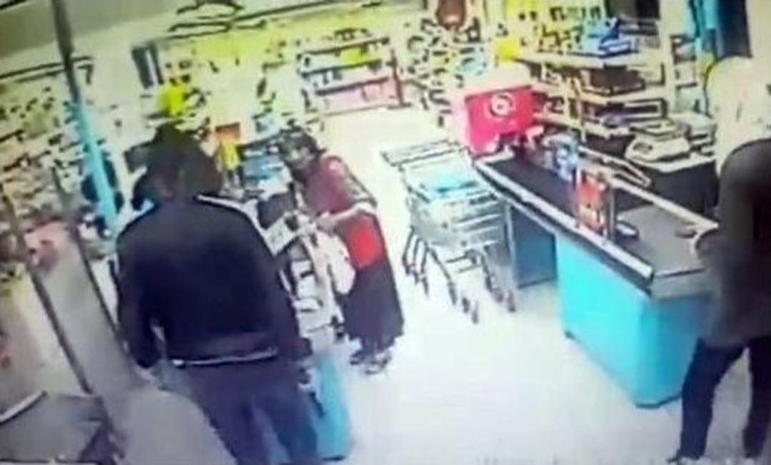 Markete Silahlı Soygun Kamerada