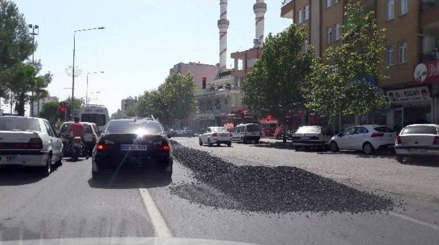 Yola D&ouml;k&uuml;len Asfalt Tehlike Oluşturdu