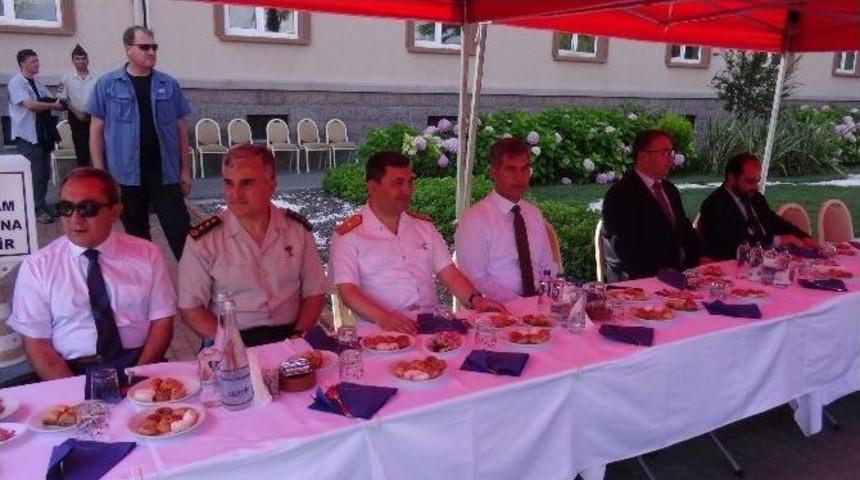 &Ccedil;anakkale&rsquo;de Protokol Bayramlaştı