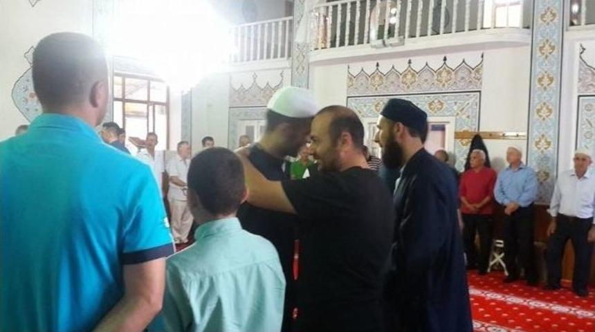 Ak&ccedil;akoca&rsquo;da İlk Bayramlaşma Camilerde Oldu