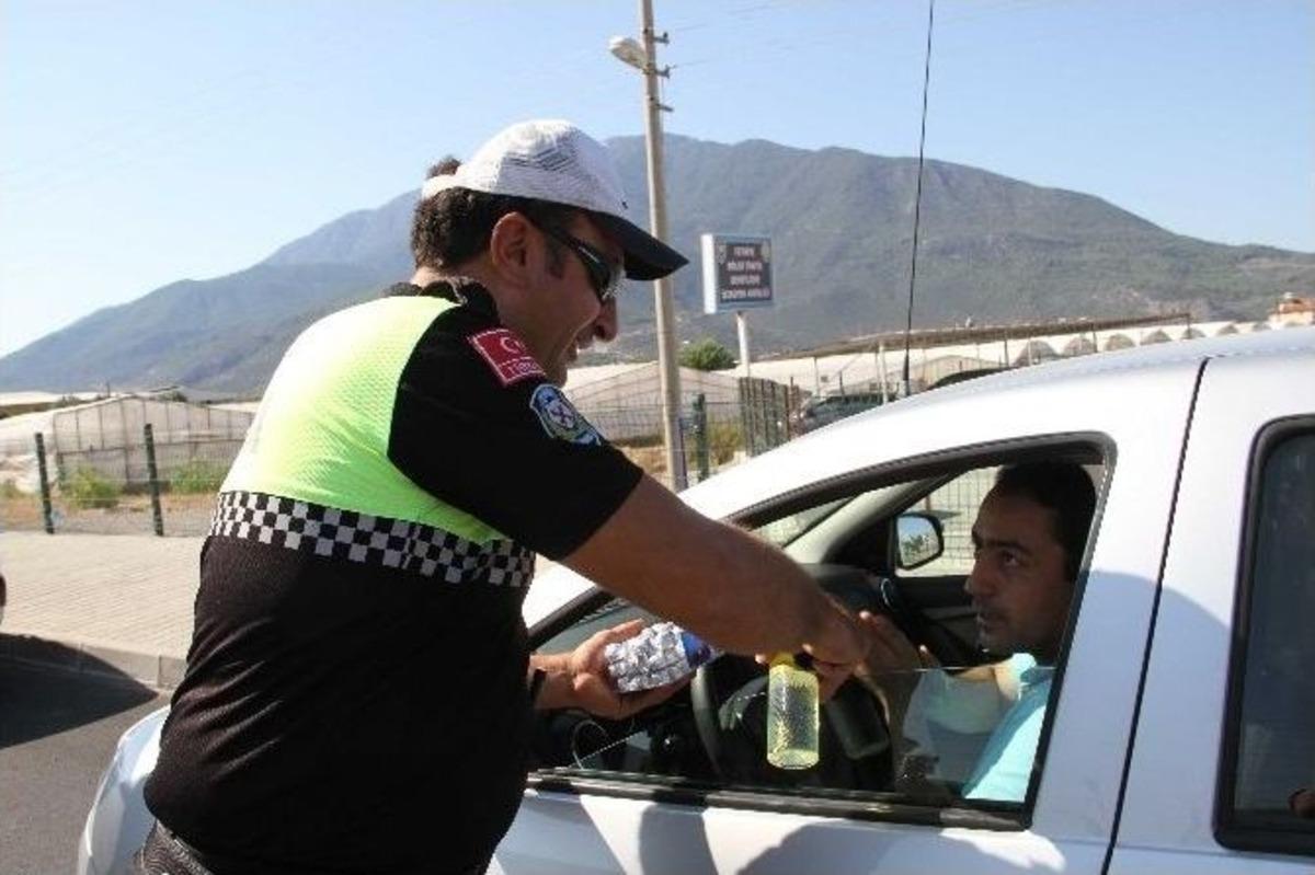 Trafik Polislerinden S&uuml;r&uuml;c&uuml;lere &Ccedil;ikolata