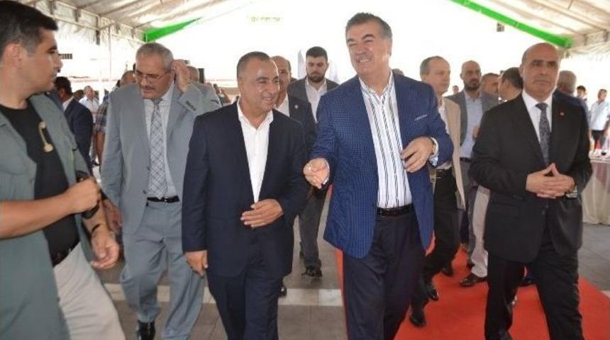 Vali Al Ve Protokol Mensupları Halkla Bayramlaştı