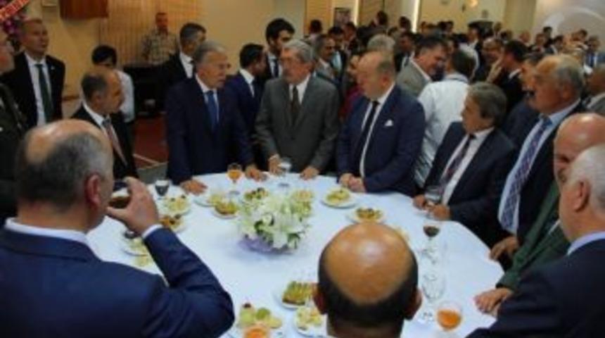 Karab&uuml;k&rsquo;te Protokol Bayramlaştı