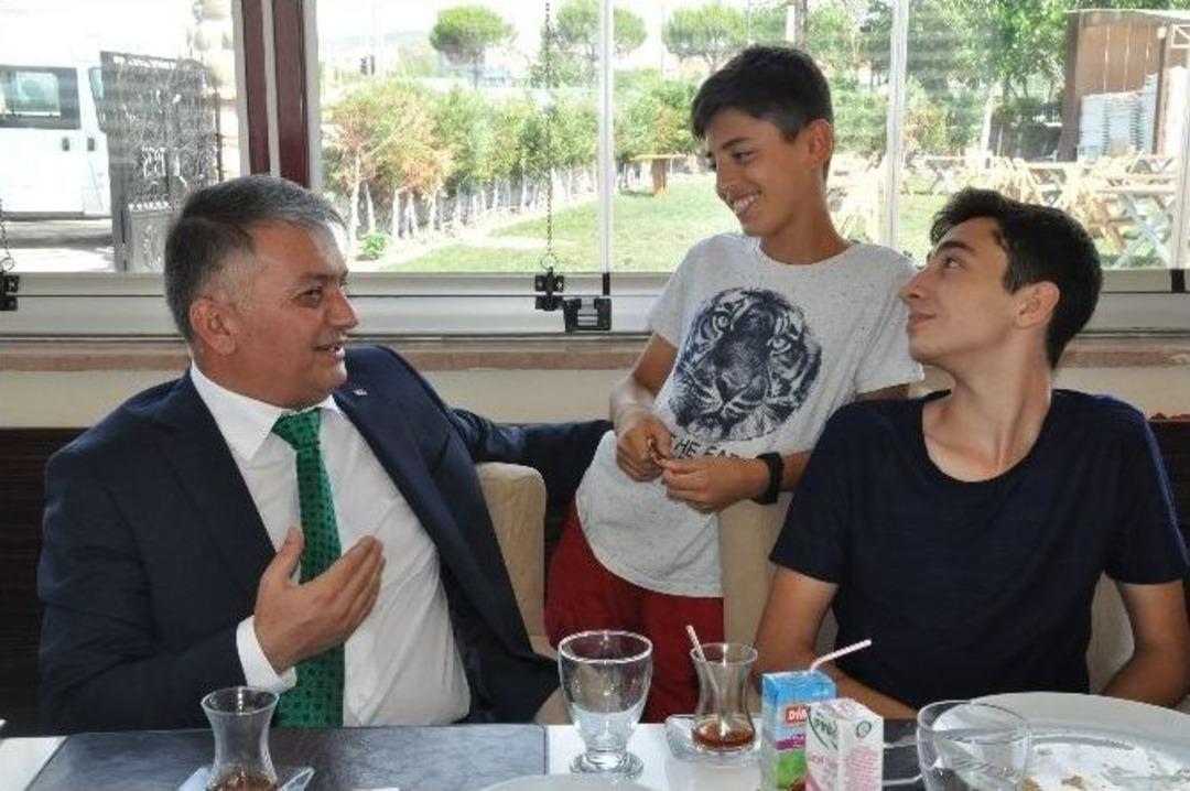 Vali Yazıcı, Yetiştirme Yurdu &Ouml;ğrencileriyle Kahvaltı Yaptı