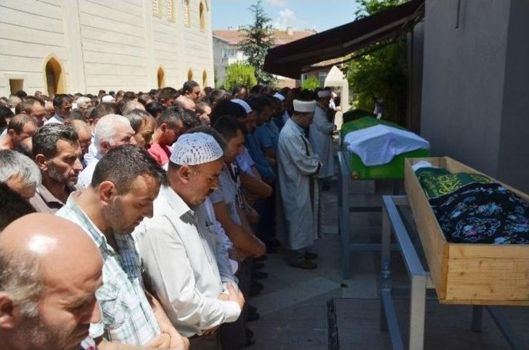 Kazada Hayatını Kaybeden Aile G&ouml;zyaşları İ&ccedil;inde Defnedildi
