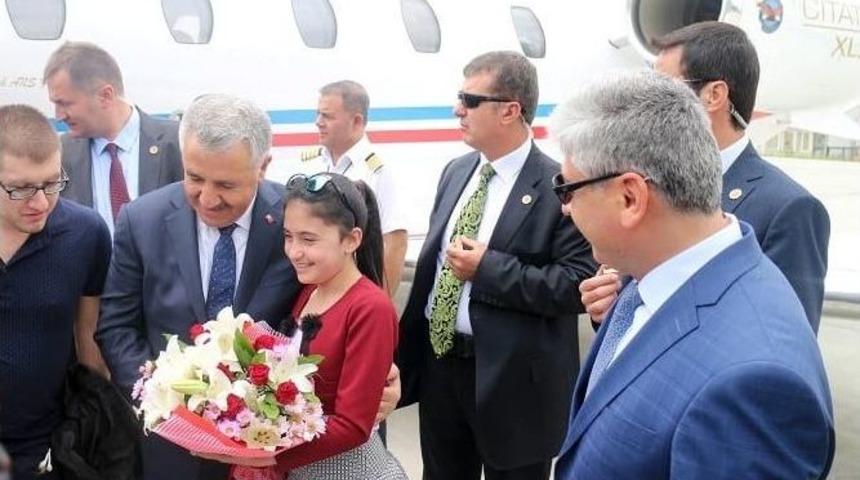 Bakan Arslan Kars&rsquo;ta Hemşehrileriyle Bayramlaştı