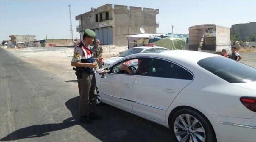 Jandarma Trafik Ekipleri S&uuml;r&uuml;c&uuml;lere Bu Defa Ceza Değil Şeker Verdi