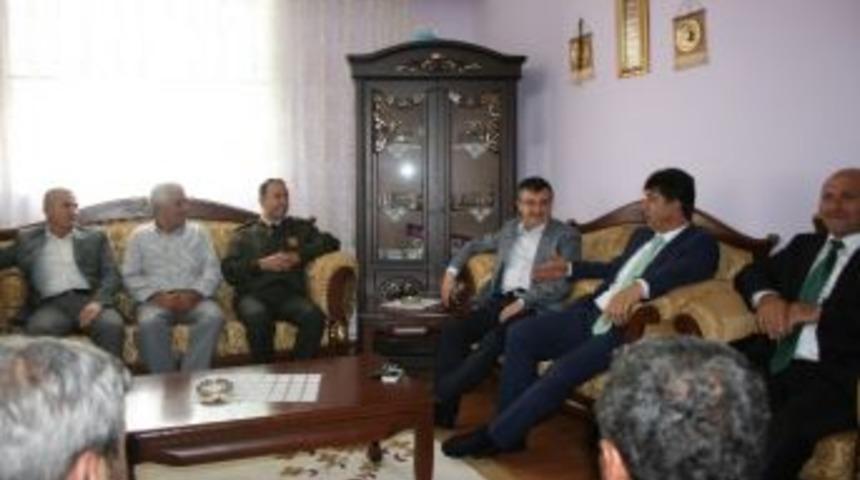 Pasinler Protokol&uuml; Bayramda Şehit Ailelerini Unutmadı