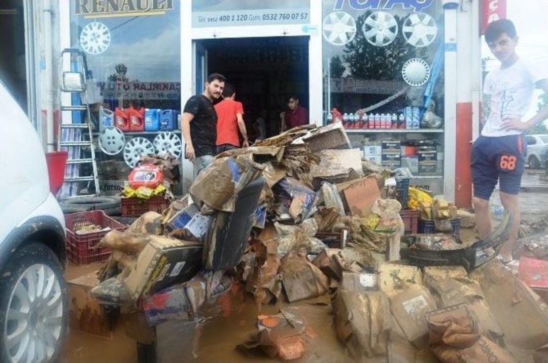 Fatsa&rsquo;da İş Yerlerini Su Bastı