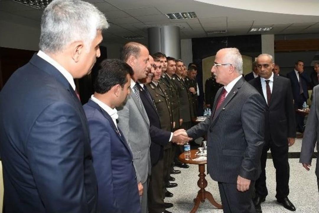 Şanlıurfa Valisi Tuna, Vatandaşlar, &Ccedil;ocuklar Ve G&uuml;venlik G&uuml;&ccedil;leriyle Bayramlaştı