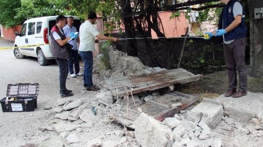 Dedesine Bayrama Geldi, &Ccedil;&ouml;ken Duvarın Altında Hayatını Kaybetti