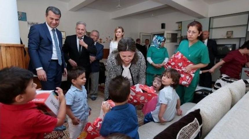 Vali &Ccedil;elik Ve Eşi Emel &Ccedil;elik, Bayramlaştı