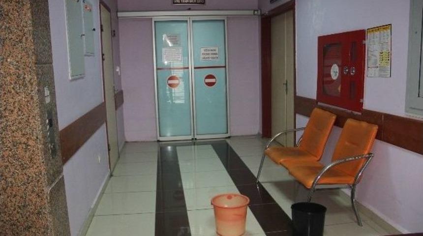 Hastane &Ccedil;atısından Akan Suya Kovalı &Ccedil;&ouml;z&uuml;m