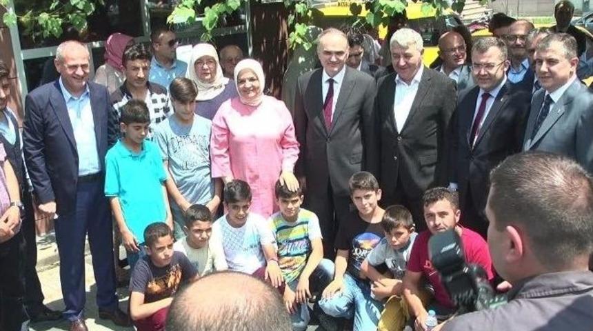 Bakan &Ouml;zl&uuml; Ak Parti&rsquo;de Bayramlaşmaya Katıldı