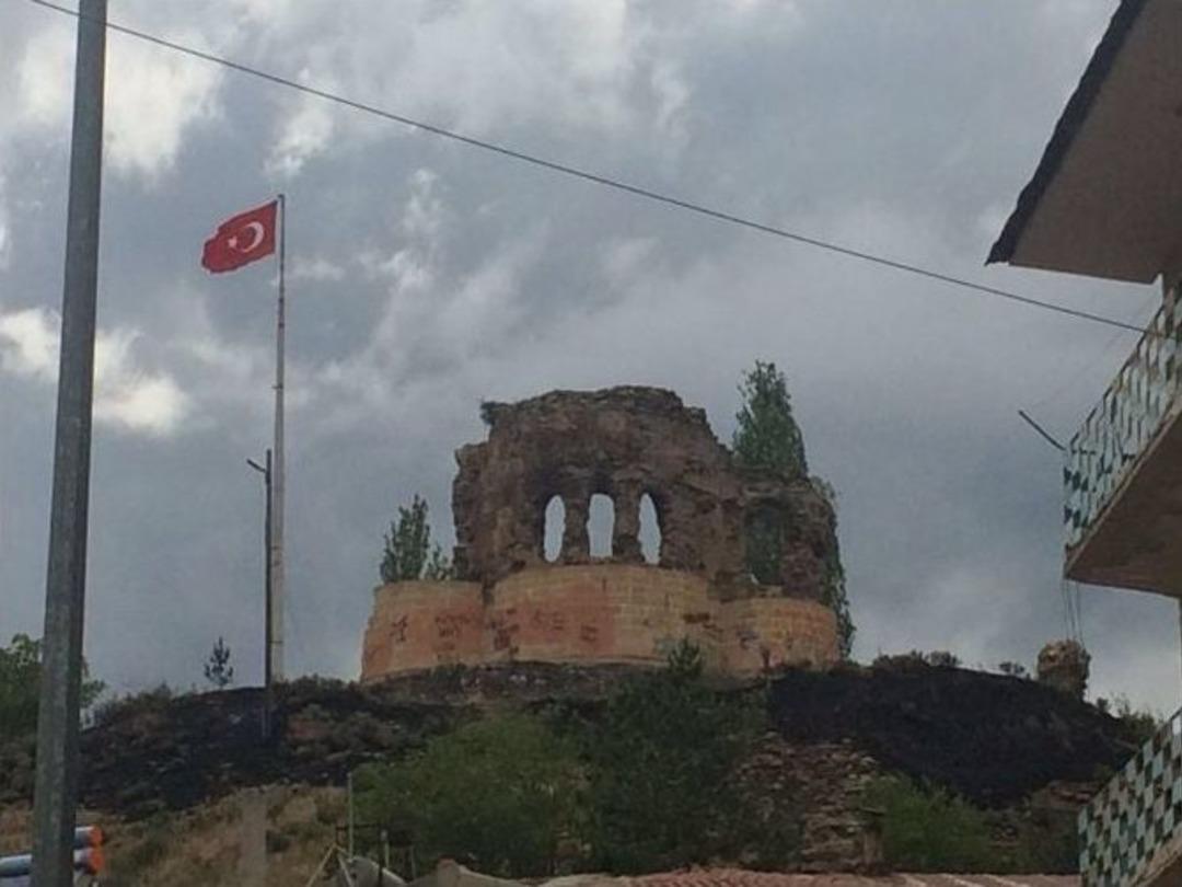 Tarihi İspir Kalesi&rsquo;nde Ot Yangını