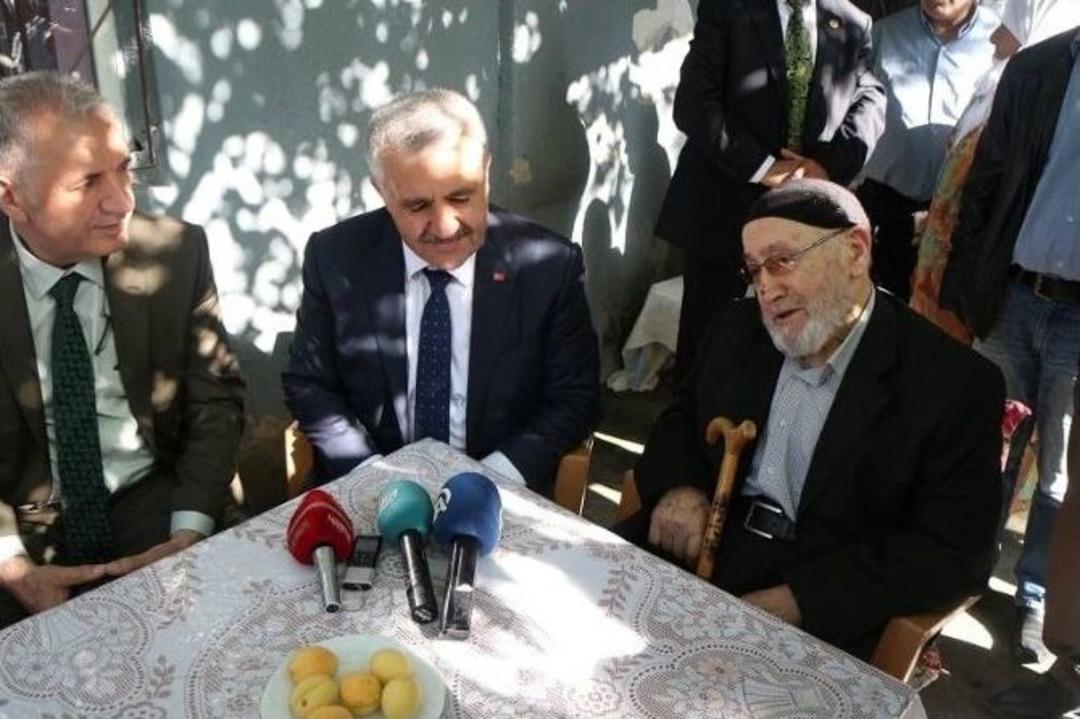 Bakan Arslan, Babasının Elini &Ouml;p&uuml;p Bayramını Kutladı