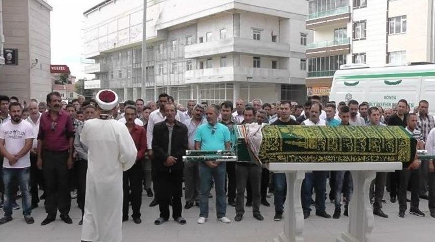 Sokak Ortasında &Ouml;ld&uuml;r&uuml;len Kadın Toprağa Verildi