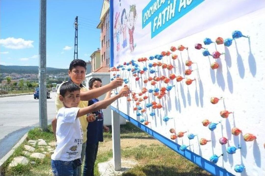 Şekerli Reklam Panoları &Ccedil;ocukların İlgi Odağı Oldu