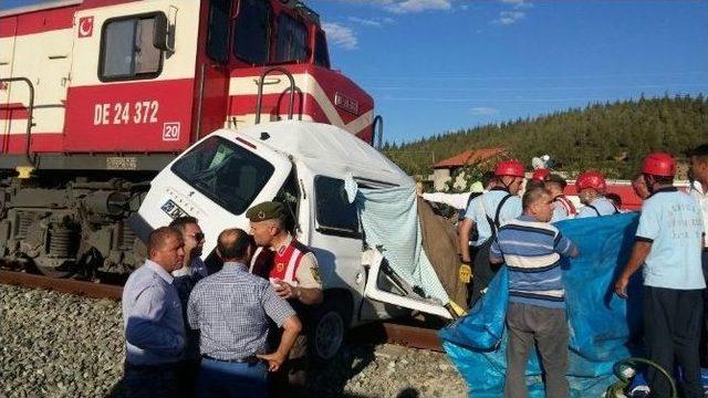 Denizli’de Hemzemin Geçitte Kaza: 4 Ölü