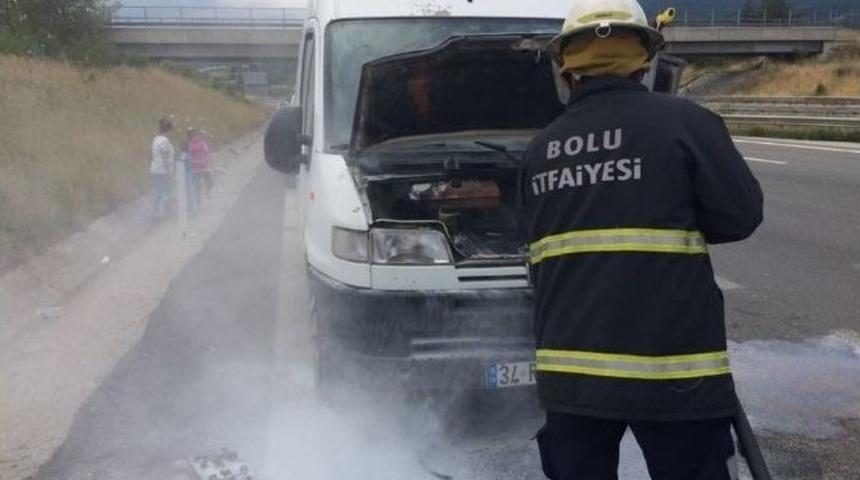 Seyir Halindeki Minibüs Alev Aldı