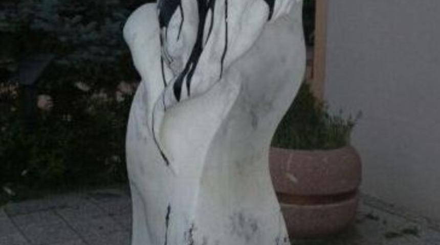 Nil&uuml;fer&rsquo;de Heykele Boyalı Saldırı