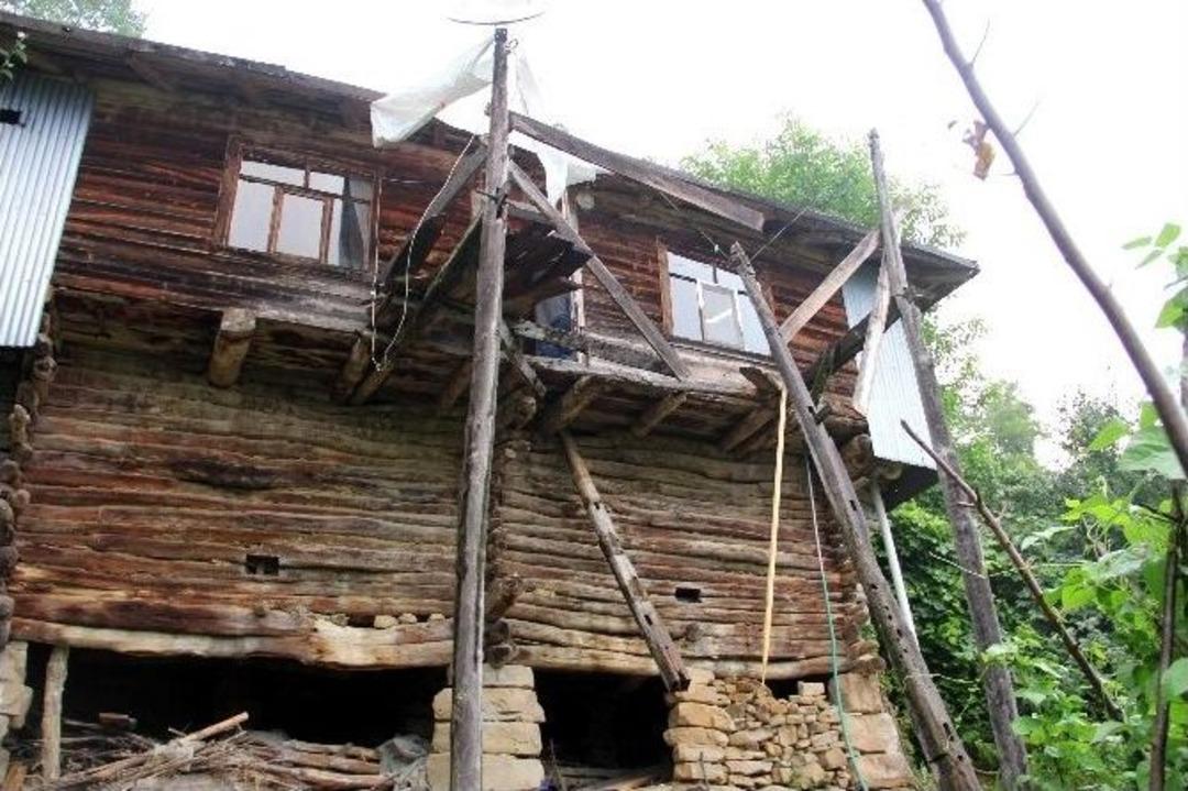 Kastamonu&rsquo;da Balkon &Ccedil;&ouml;kt&uuml;: 1 &Ouml;l&uuml;, 6 Yaralı