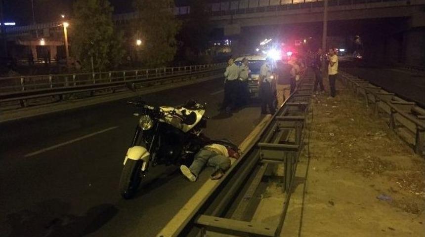 Alkoll&uuml; S&uuml;r&uuml;c&uuml; Kaza Yaptı, Arkadaşı &Ouml;ld&uuml;