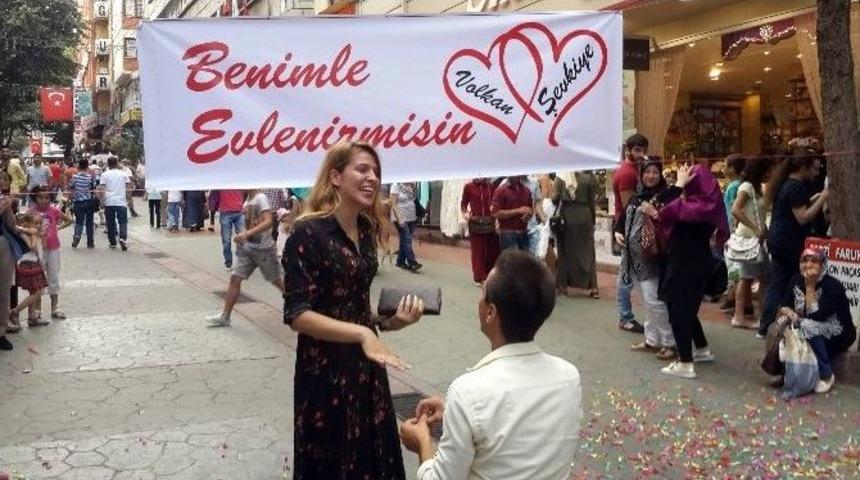 (&ouml;zel Haber) Sokak Ortasında Konfetili Evlilik Teklifine Temizlik Cezası