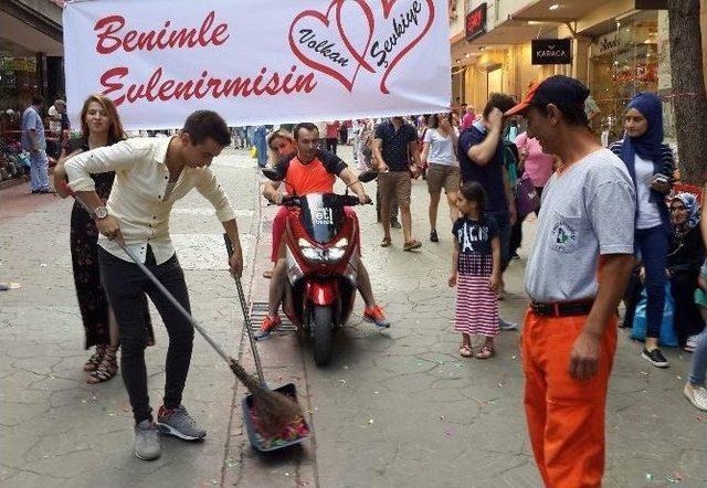 (özel Haber) Sokak Ortasında Konfetili Evlilik Teklifine Temizlik Cezası