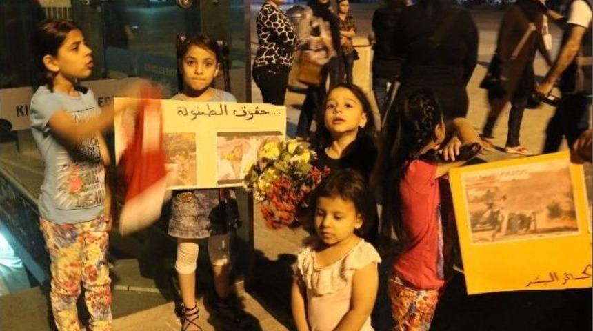 Irak&rsquo;taki Patlama Sonrası Soydaşları İ&ccedil;in Pankart A&ccedil;ıp Mum Yaktılar