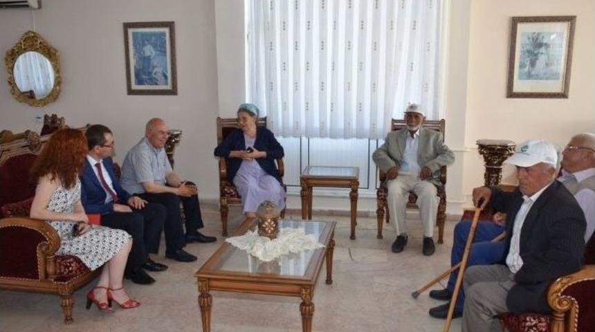 Başkan Eşkinat Huzurevi Sakinleriyle Bayramlaştı