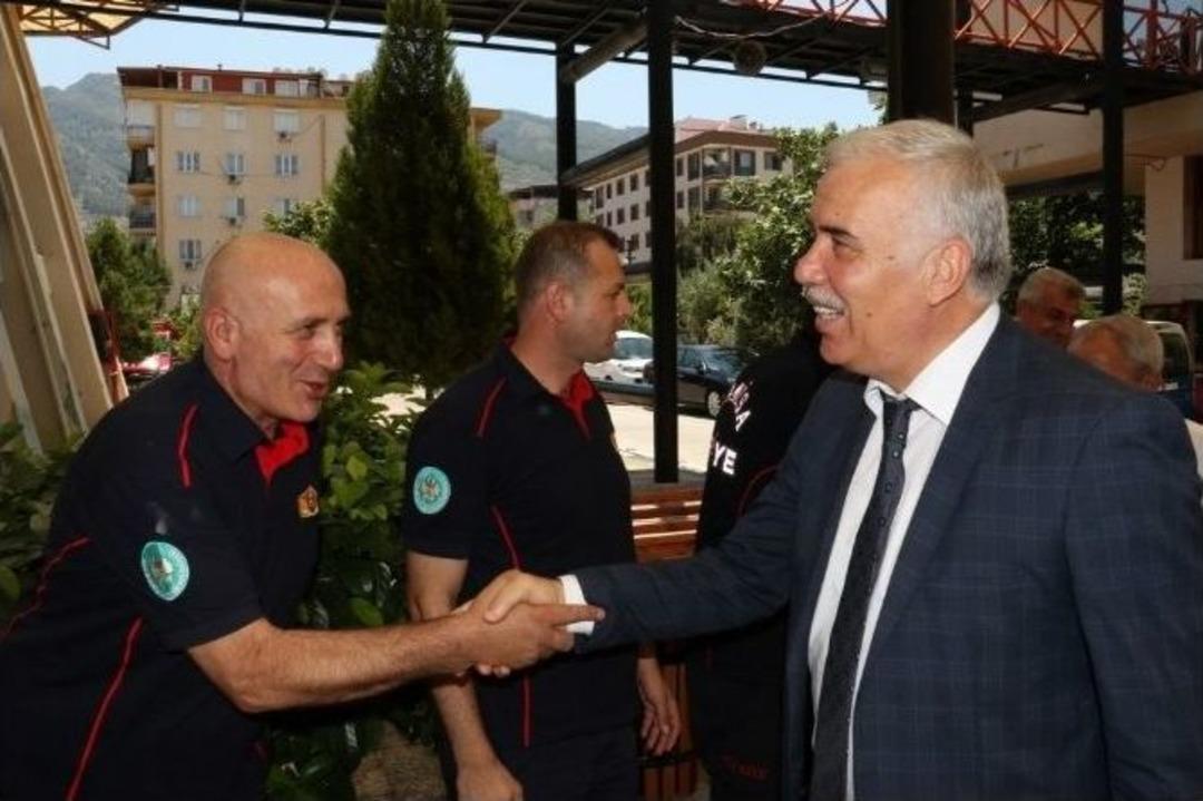 G&uuml;zg&uuml;l&uuml;, Bayram Mesaisi Yapan Personelle Bayramlaştı