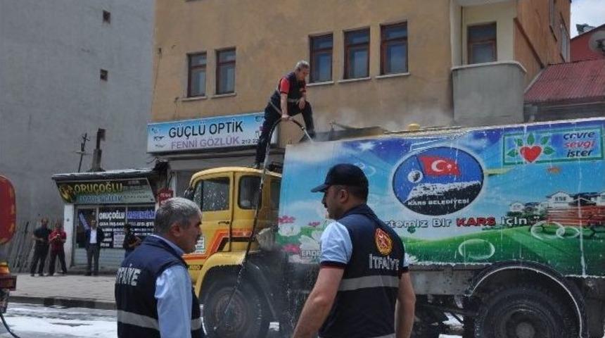 Kars Belediyesi&rsquo;ne Ait Yol S&uuml;p&uuml;rme Aracı Alev Aldı