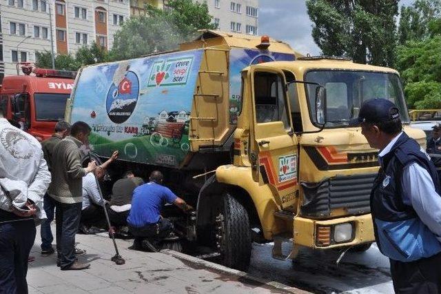 Kars Belediyesi’ne Ait Yol Süpürme Aracı Alev Aldı 2