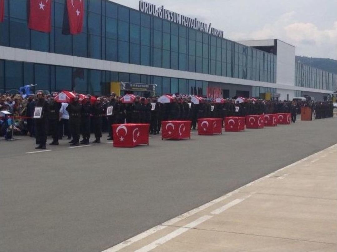 Helikopter Kazasında &Ouml;lenler İ&ccedil;in Ordu-giresun Havalanı&rsquo;nda T&ouml;ren D&uuml;zenlendi