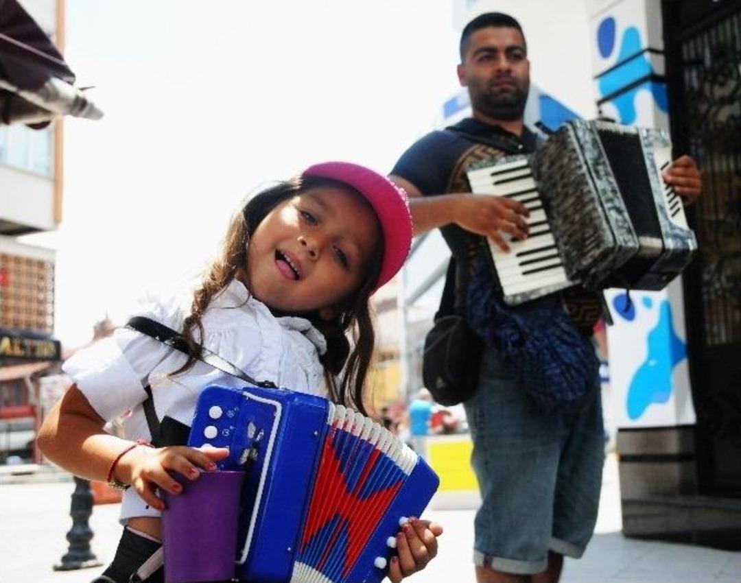 5 Yaşındaki Kız &Ccedil;ocuğu Bayram Har&ccedil;lığını Akordeon &Ccedil;alarak Topladı