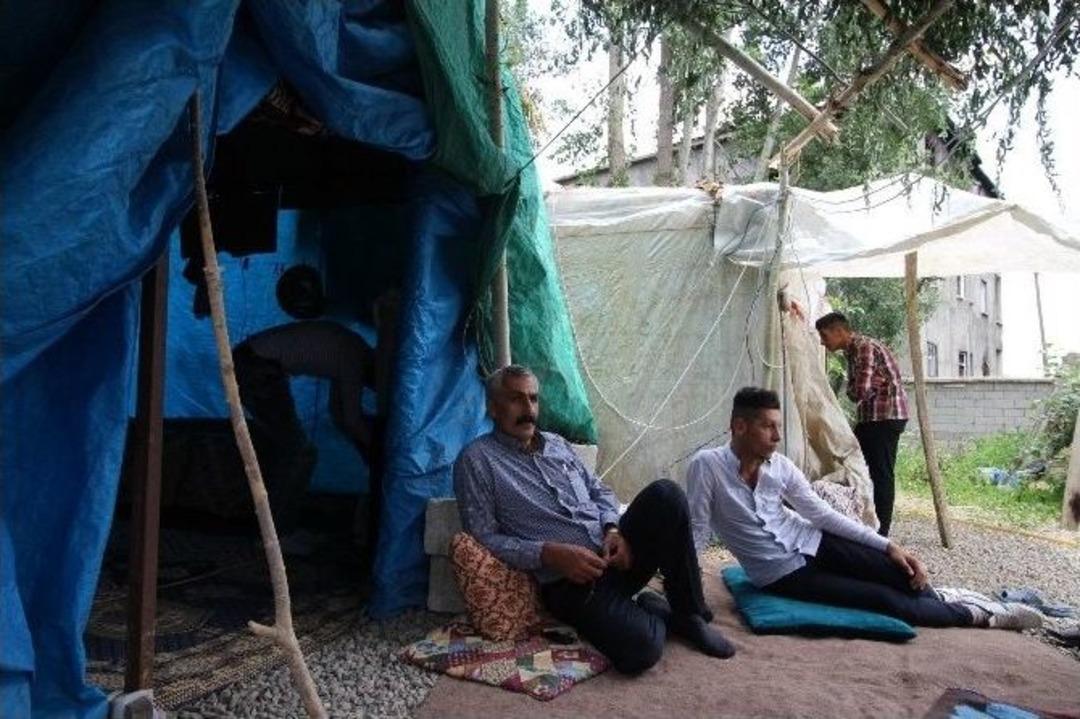 Bayramı &Ccedil;adırlarda Karşıladılar