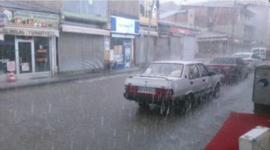 Pasinler&rsquo;de Sağanak Yağış Hayatı Olumsuz Etkiledi