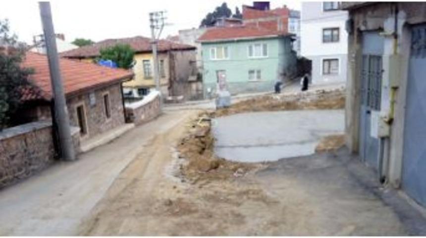 Yolun Ortasındaki İnşaat Şaşkına &Ccedil;evirdi