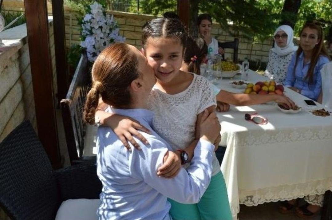 Ak Partili &Ccedil;alık, Sevgi Evlerinde Kalan &Ccedil;ocukları Evinde Ağırladı