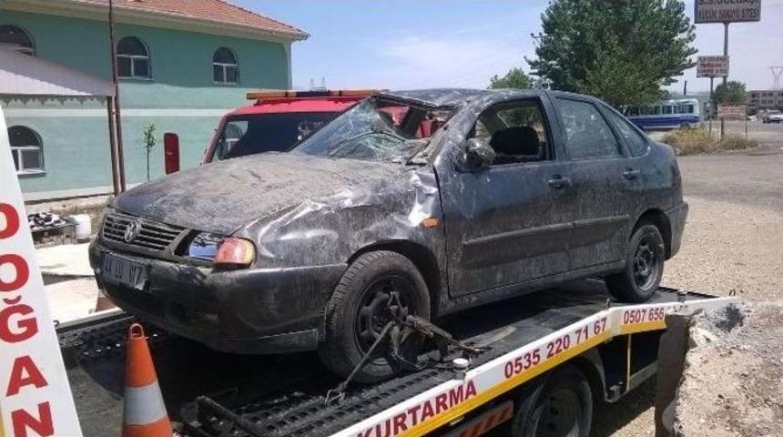 Adıyaman Malatya Karayolunda Otomobil Şarampole U&ccedil;tu