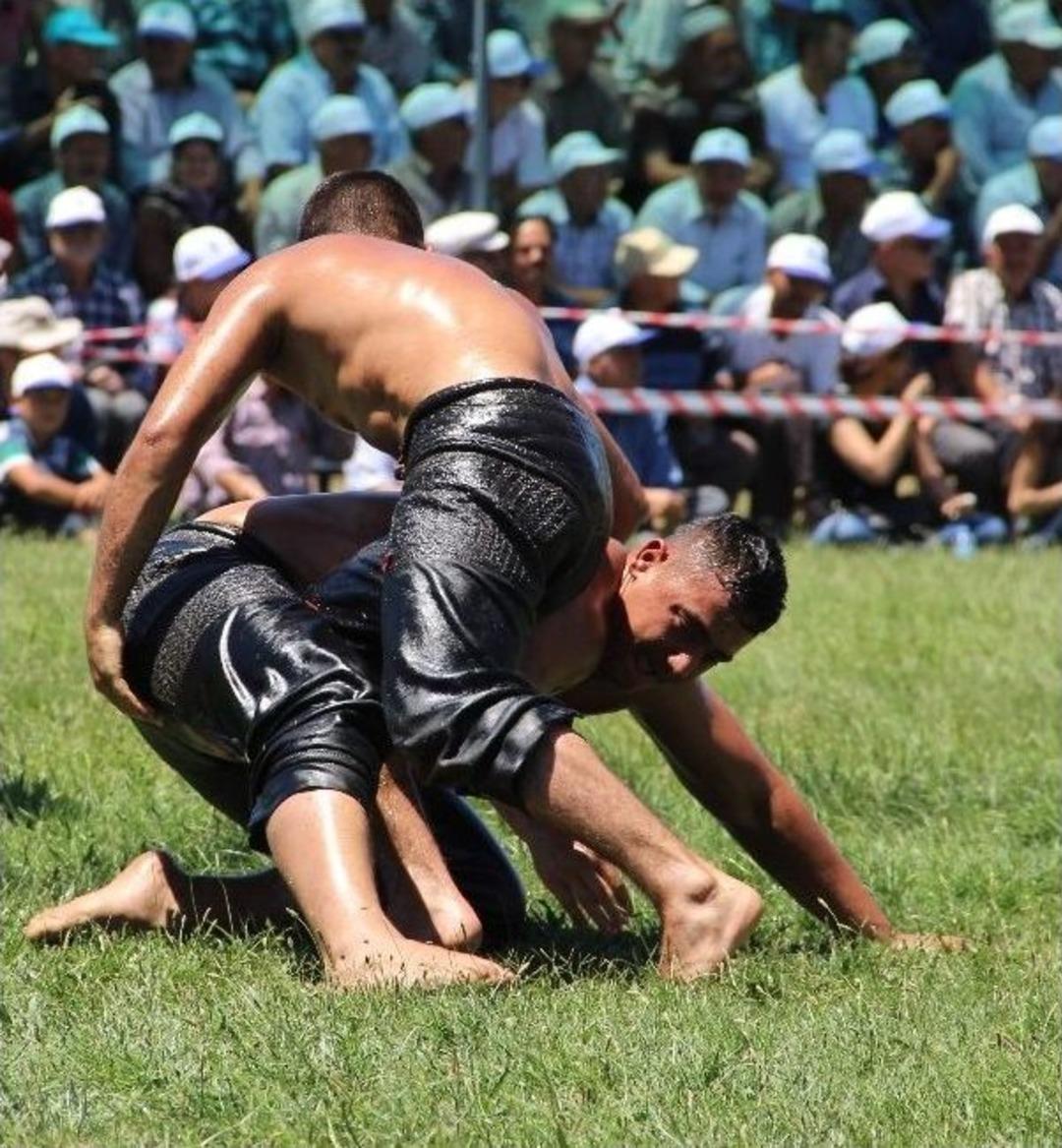 Pehlivanlar Er Meydanında Ter D&ouml;kt&uuml;