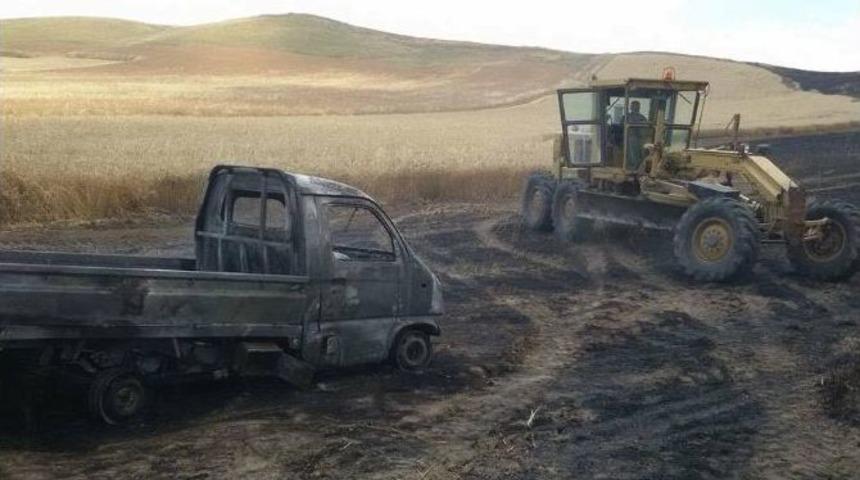 Hem Tarlası Hem Arabası Yandı