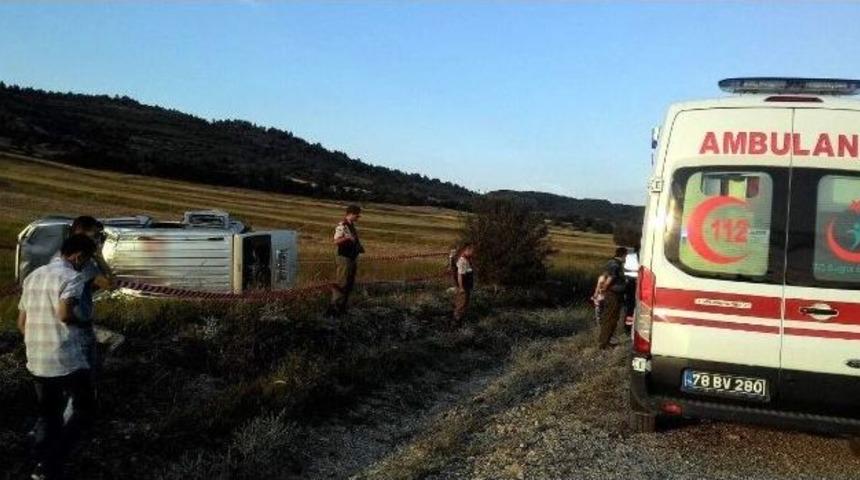 Karab&uuml;k&rsquo;te Trafik Kazası: 2 &Ouml;l&uuml;, 6 Yaralı