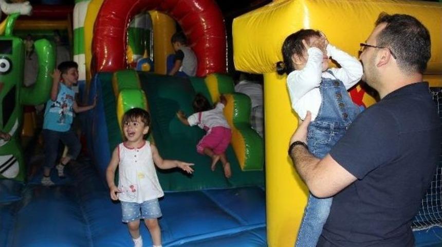 Bayrama En &Ccedil;ok Onlar Sevindi