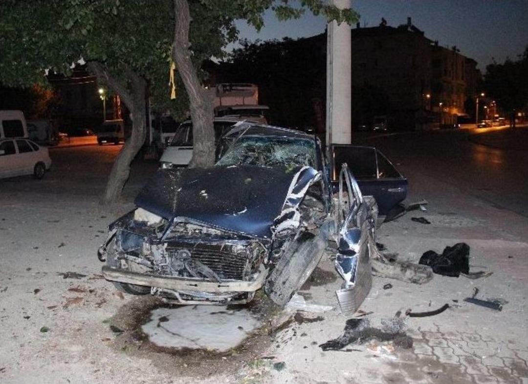 Virajı Alamayan Otomobil Ağa&ccedil; İle Direk Arasına Sıkıştı: 1 Ağır Yaralı