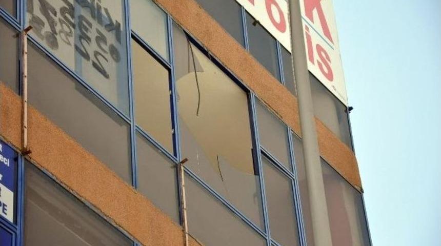 4.kattan Düşen Camdan, Vatandaşlar Saniyelerle Kurtuldu