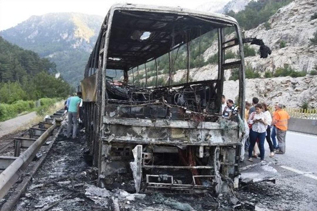 Yolcu Otob&uuml;s&uuml; Alev Alev Yandı
