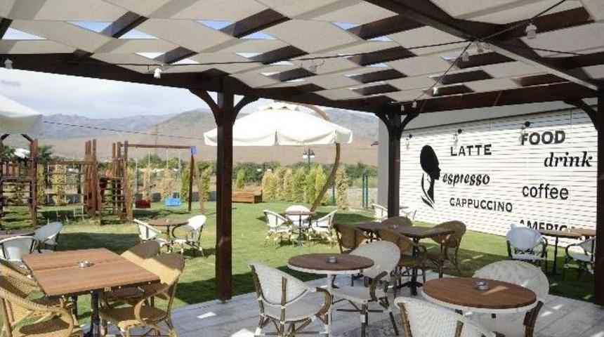 &Uuml;&ccedil; Yatırımcı Ofis-cafe-restoran Konseptini İzmir&rsquo;e Getirdi